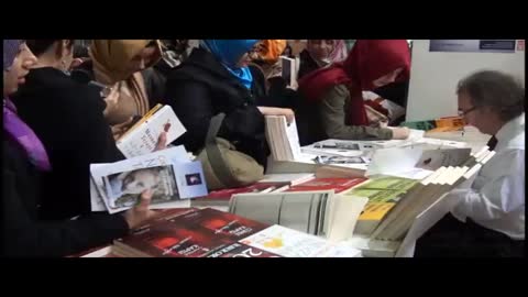 Tarhan 31. TÜYAP Kitap Fuarında kitaplarını imzaladı