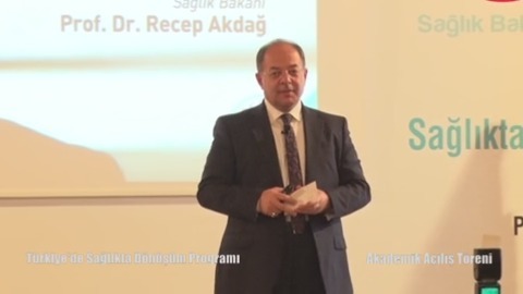 Sağlık Bakanı Akdağ akıllı tahtayı ilk kez Üsküdar Üniversitesi'nde kullandı.